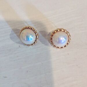 Mombe pearls surrounded by 14 karat gold. Vintage. From the 50’s or 60’s.